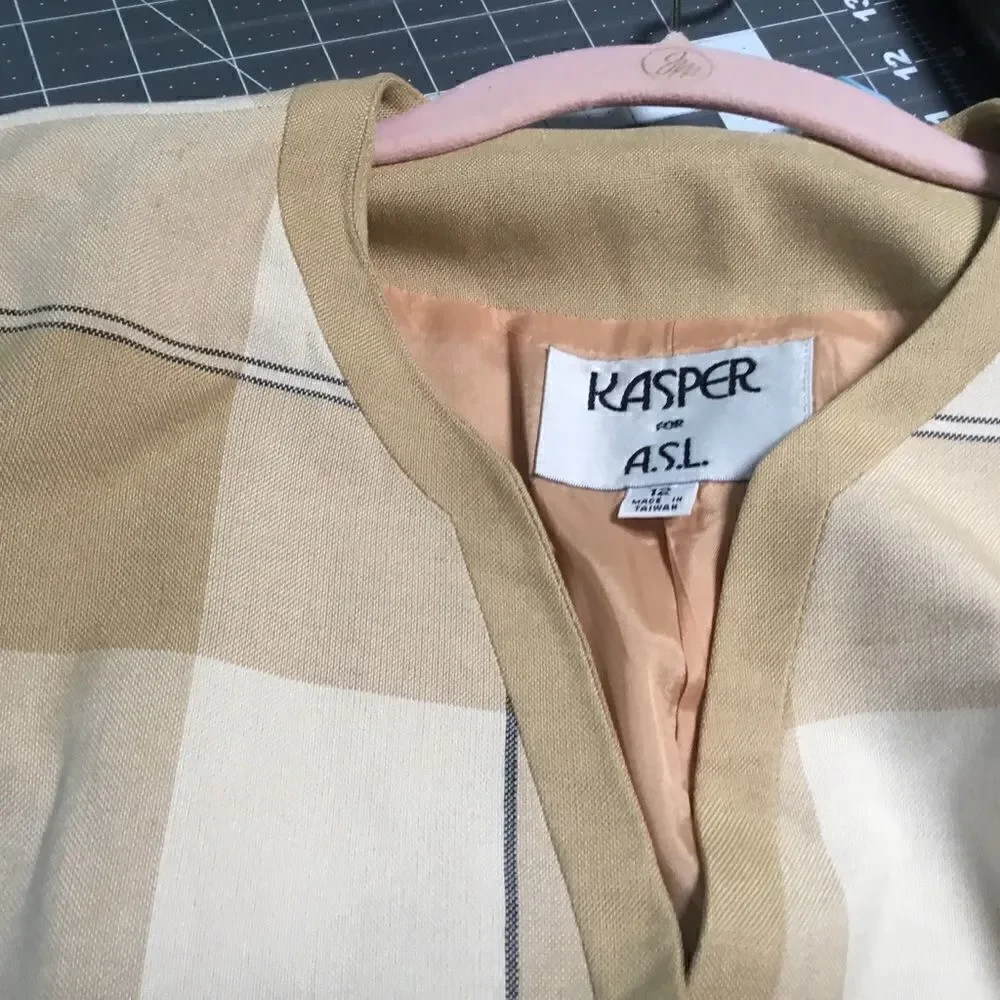 NWOT. Kasper Brand Women’s Size 12  Tans, Cream and Black Check Jacket